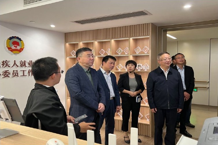 时任拱墅区区长冯晶、副区长包晓东调研手语姐姐智能翻译平台
