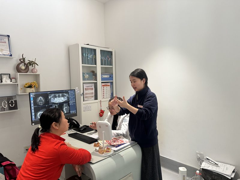 手语姐姐译员在医院陪同听障患者与医生沟通